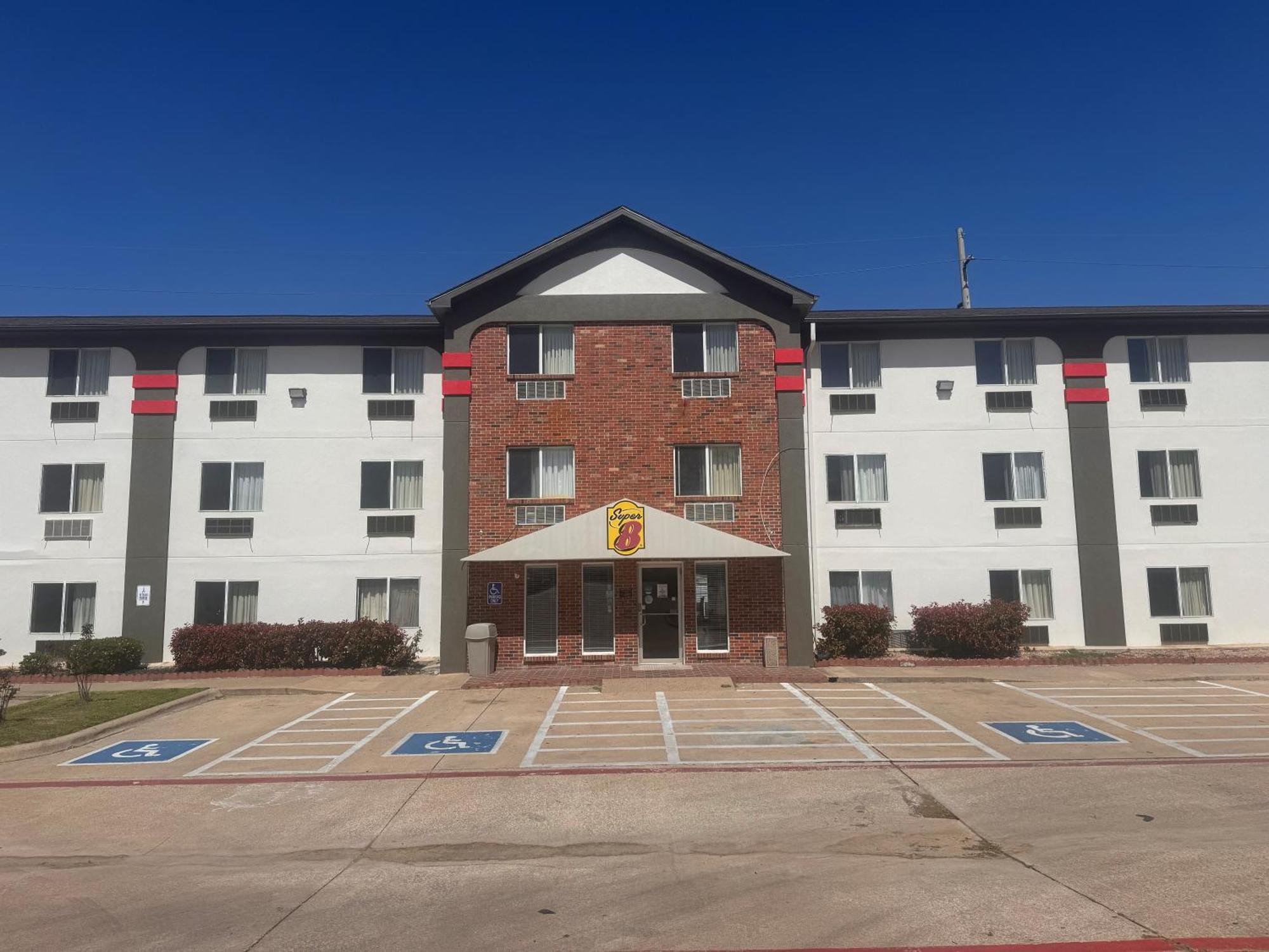 Super 8 By Wyndham College Station Hotel Exterior photo